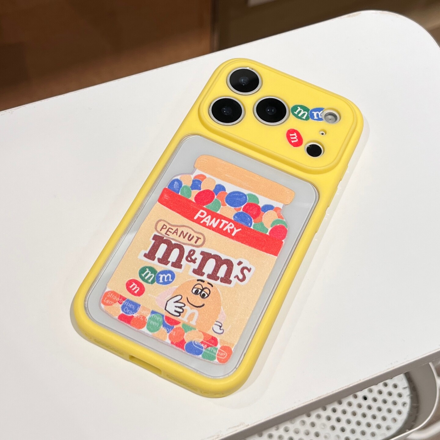 适用苹果17/16promax全包相机键手机壳15PLUS磨砂iphone14pro保护套13卡通黄色多巴胺巧克力豆12防摔软壳