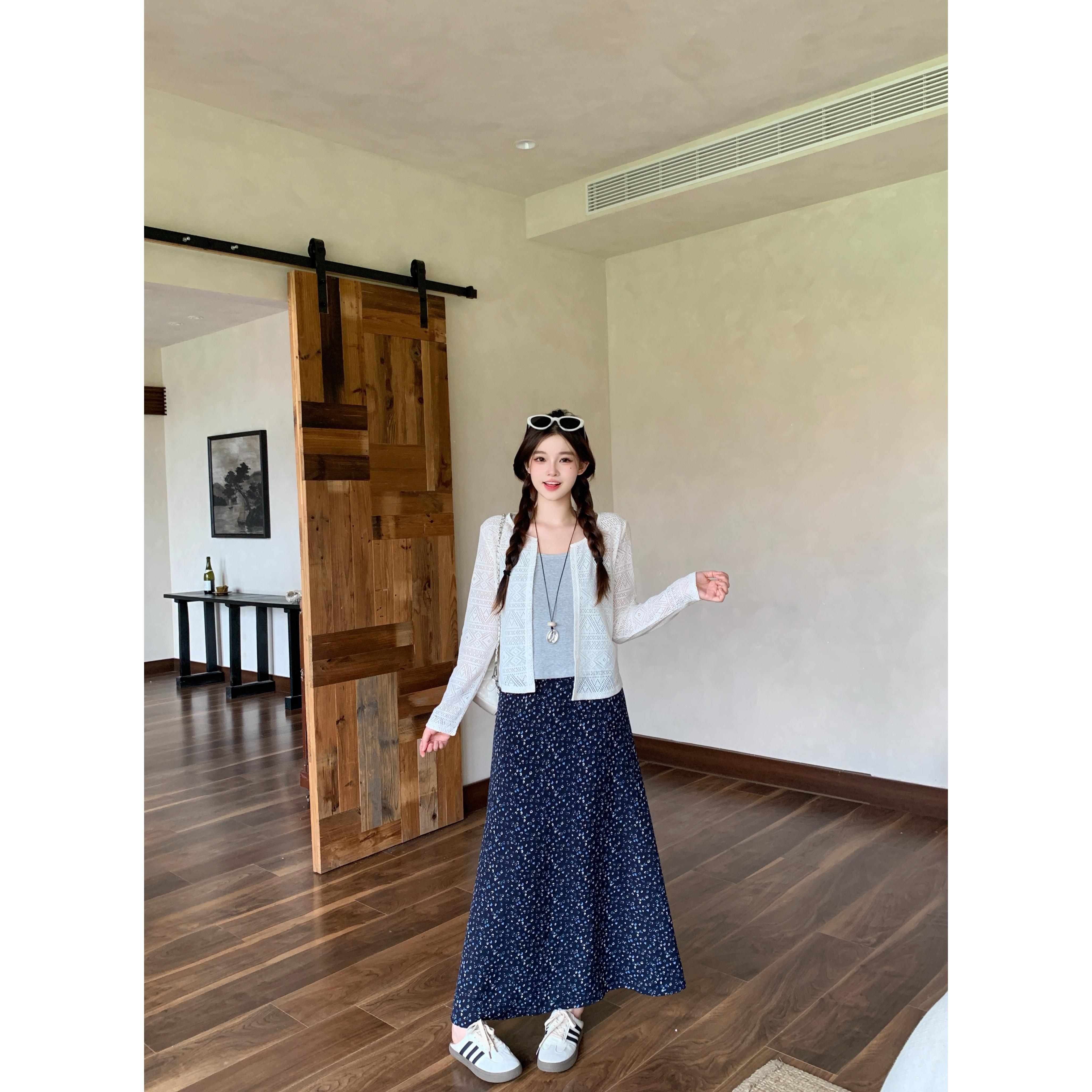 藏蓝色碎花吊带连衣裙子搭小外披开衫两件套女早春2026夏装新长款