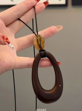 原宿风~黑皮绳镂空椭圆吊坠项链女2025新款小众设计民族风毛衣链