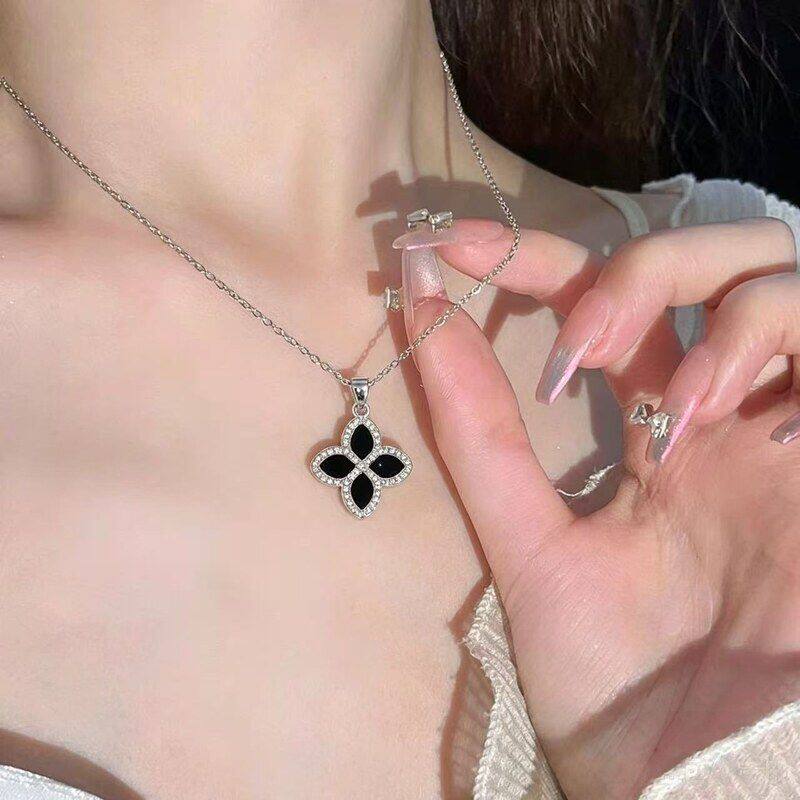 黑色四叶草项链女轻奢高级感锆石项链