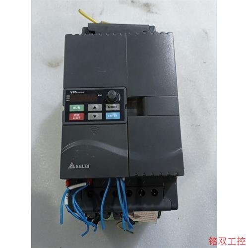 议价直拍不发:台达7.5KW变频器,VFD075E43A,拆机一台,实物图