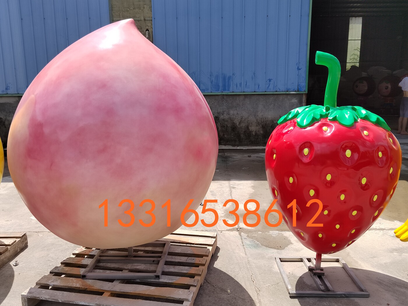 大型水果荔枝玻璃钢雕塑定制芒果火龙果雪梨草莓桃子卡通人物模型