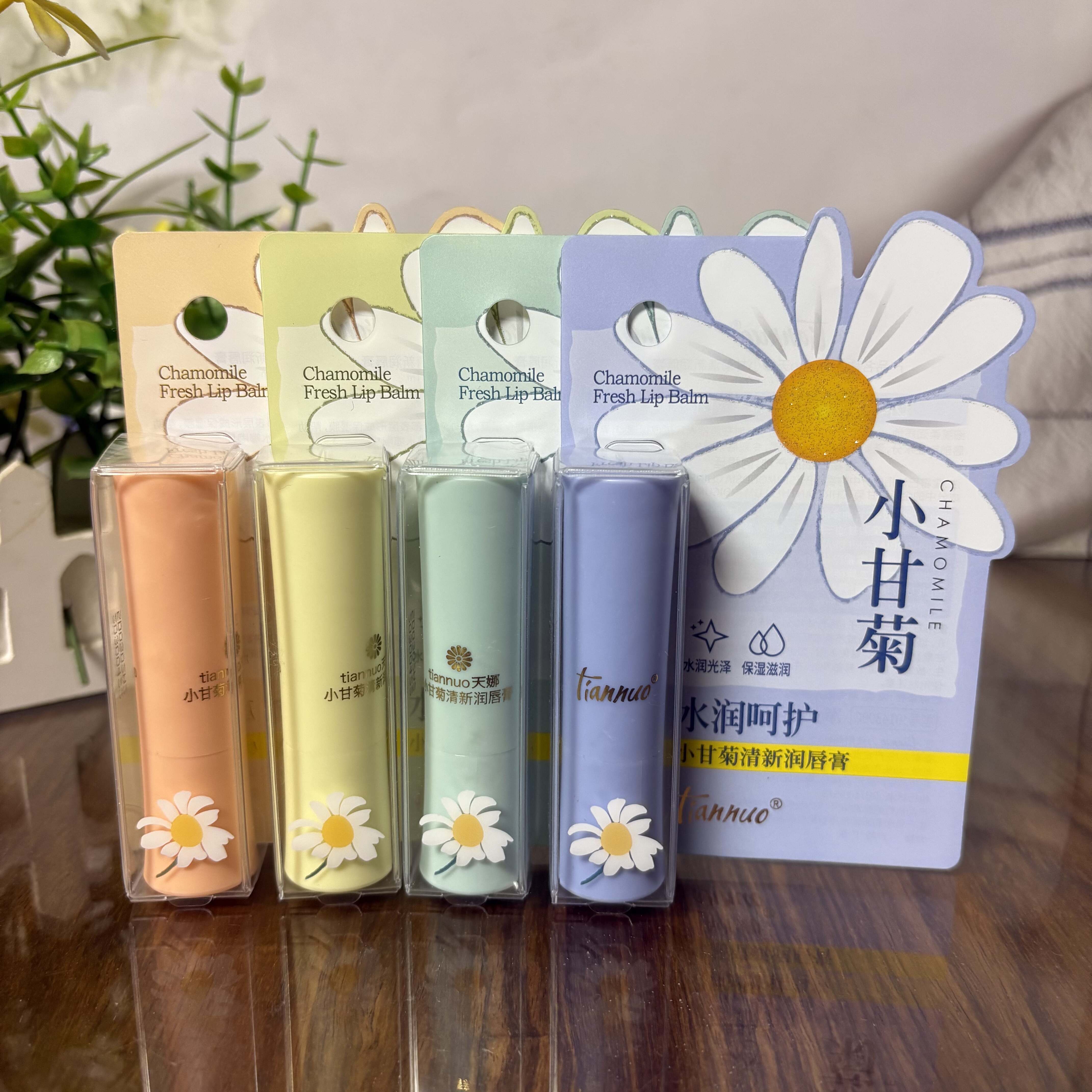 天娜小甘菊清新润唇膏3.3g保湿滋润防干裂不油腻无色锁水口白男女