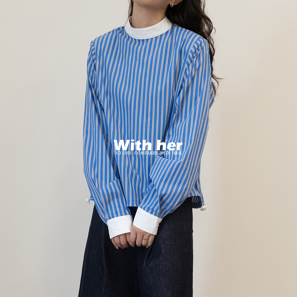 与她拼接撞色条纹半高领衬衫女