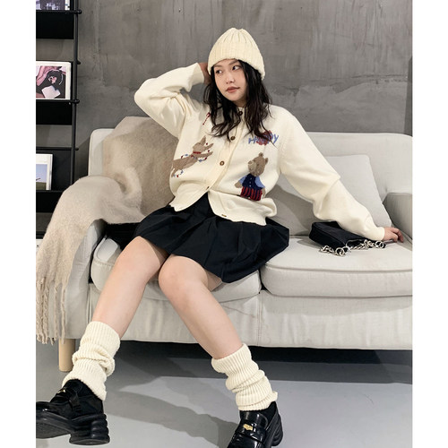 圆领提花小熊毛衣针织开衫减龄
