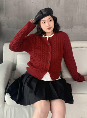 CV大码女装 秋季新款新年红色穿搭圆领绞花浣熊毛针织开衫外套女