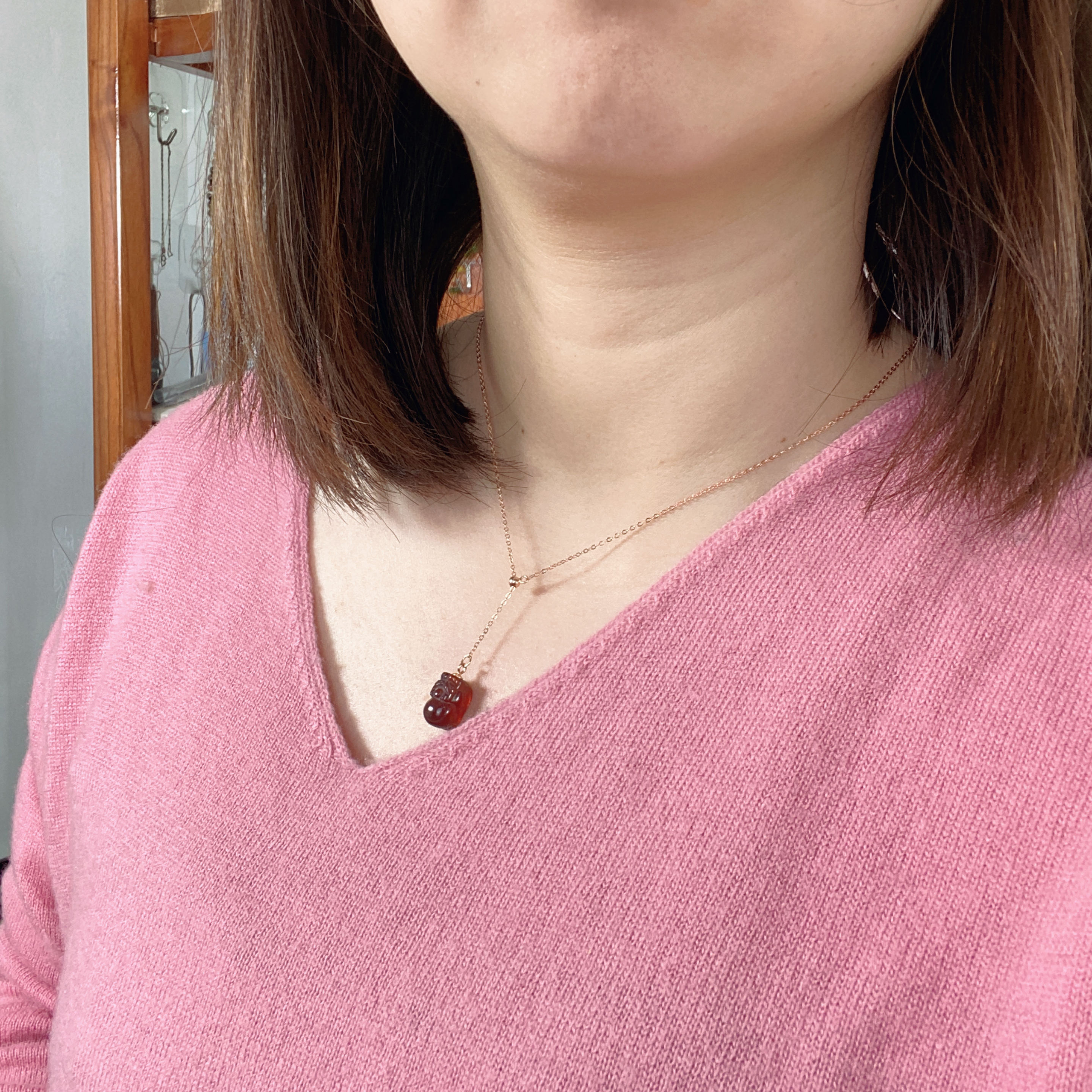 天然石榴石貔貅吊坠女图片