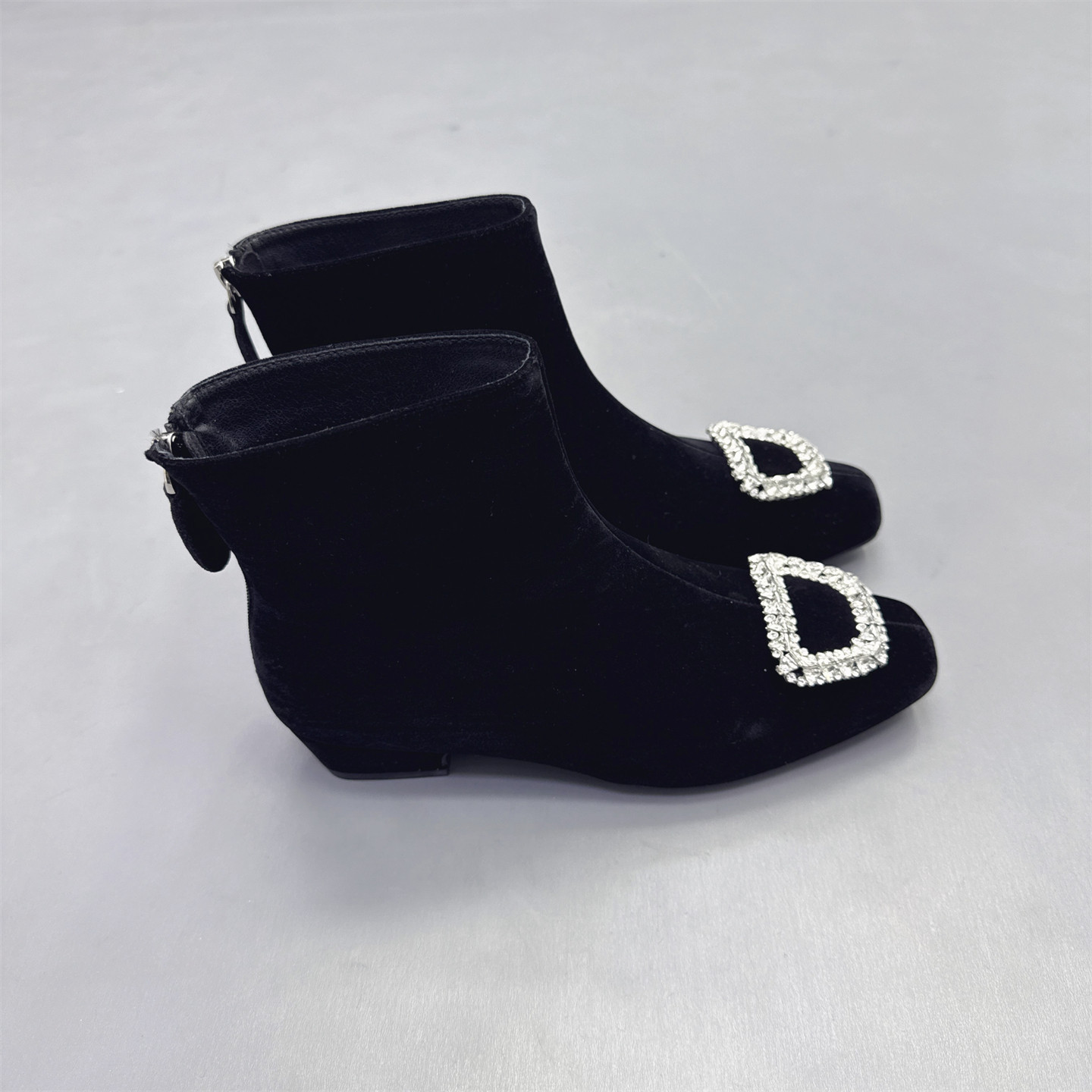 法式粗跟方扣水钻加绒时尚短靴2025冬新款百搭显瘦绒面瘦瘦靴女靴