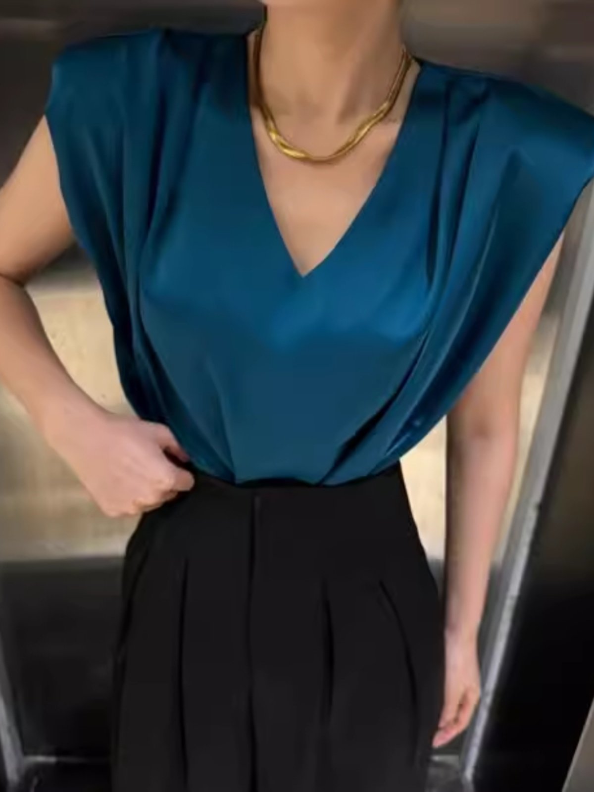 2025春夏法式御姐v领缎面衬衫通勤职场上衣设计感小众职业衬衣女,女装/女士精品,衬衫,淘宝优惠券,粉丝福利购,淘宝优惠卷