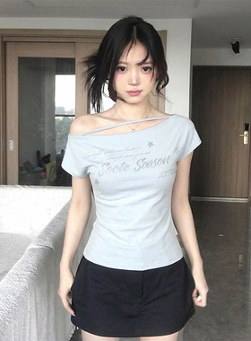 韩系高级感斜肩短袖t恤女夏季字母印花设计感露肩tee收腰辣妹上衣