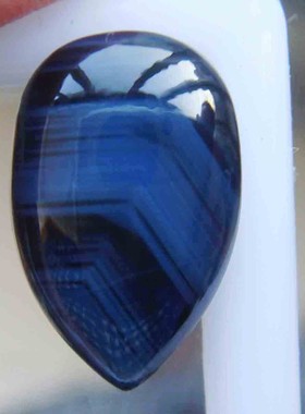 弧面特异蓝色水滴7.77克拉奇异生长纹天然无烧蓝宝石裸石K金吊坠