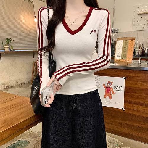 美式辣妹风白色条纹修身长袖T恤女春秋V领蝴蝶结刺绣内搭打底上衣