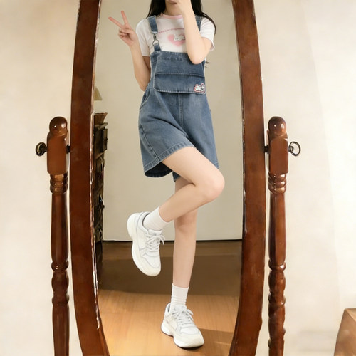 特大码女装宽松牛仔背带短裤减龄