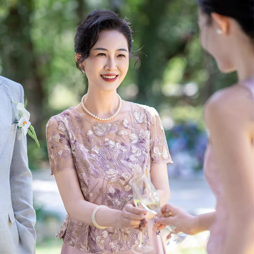 高贵年轻妈妈婚宴礼服女2026新款紫色喜婆婆改良旗袍气质连衣裙夏