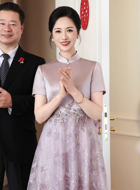 高贵年轻妈妈婚宴礼服女2026新款紫色喜婆婆改良旗袍气质连衣裙夏