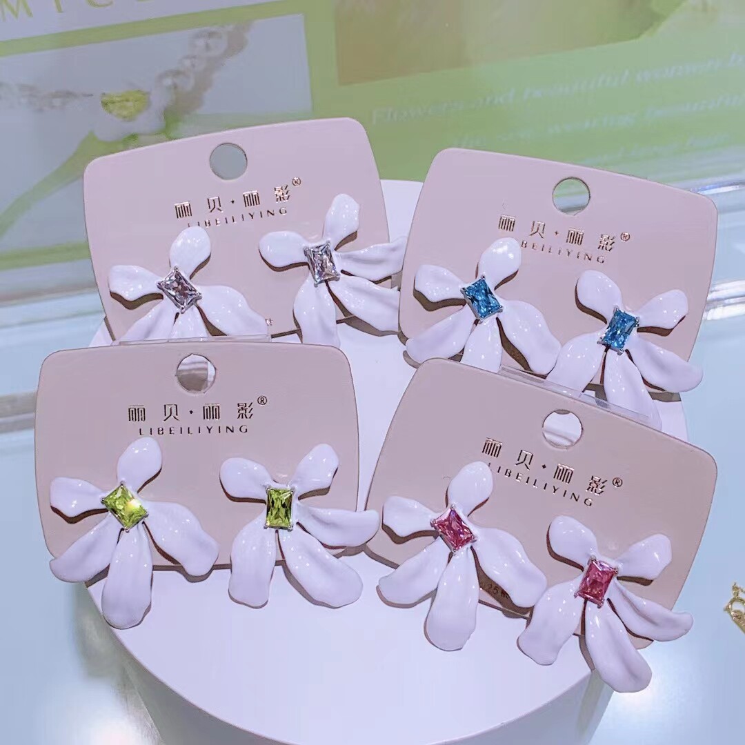 丽系新款925银针花朵方糖鸢尾花森系白色耳环夸张独特高级感耳钉