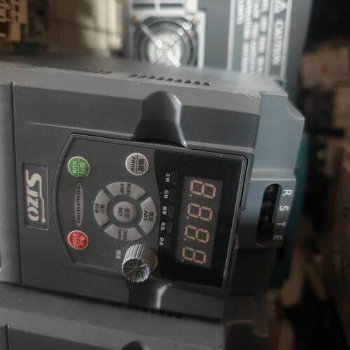议价中驱变频器ZQ100M-2R2G3-B功率2.2KW 38可维修