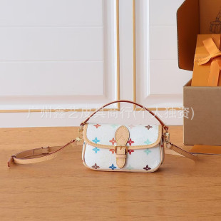 日本ぜいた直供跨境外贸广版 白彩nano迷你法棍包真皮单 高级感新款