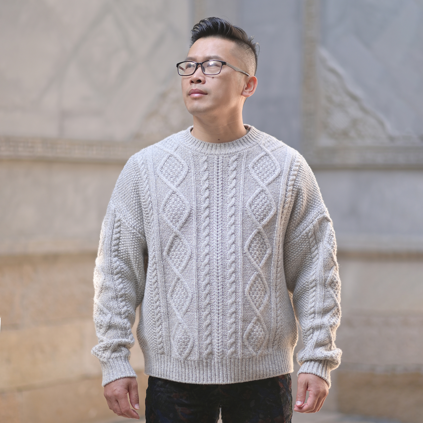 宽松大版纯羊毛圆领绞花毛衣加厚