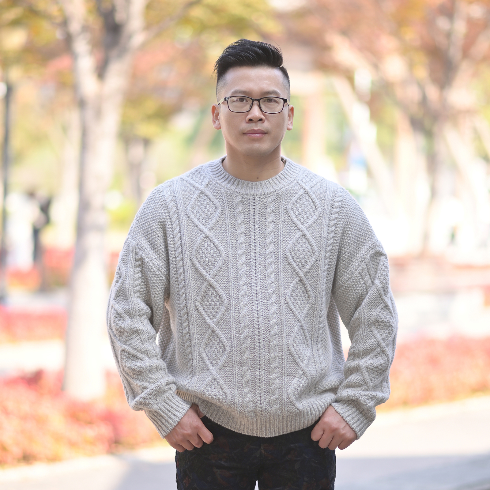 宽松大版纯羊毛圆领绞花毛衣加厚