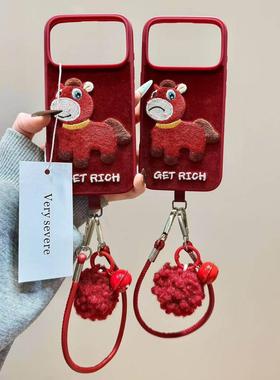 半糖壳野ins红色绒布刺绣哭笑马适用苹果17pormax手机壳iPhone16pro腕带15防摔14pro新款13防摔17保护套