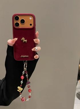 半糖壳野ins红色绒布立体小金马英文苹果17pormax手机壳iPhone16pro腕带15防摔14pro新款13防摔17保护套