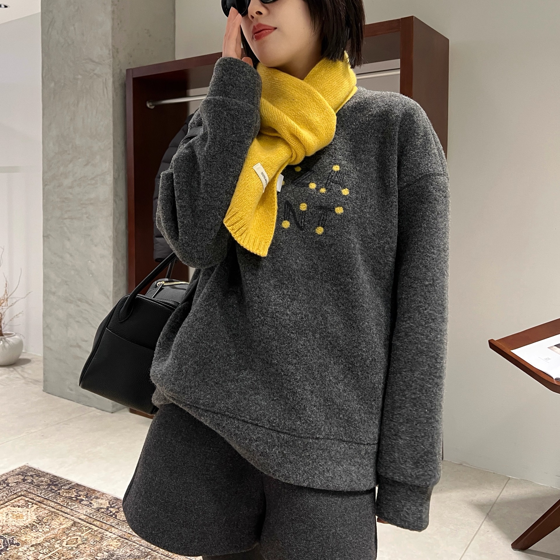 植绒刺绣字母加厚套头圆领卫衣