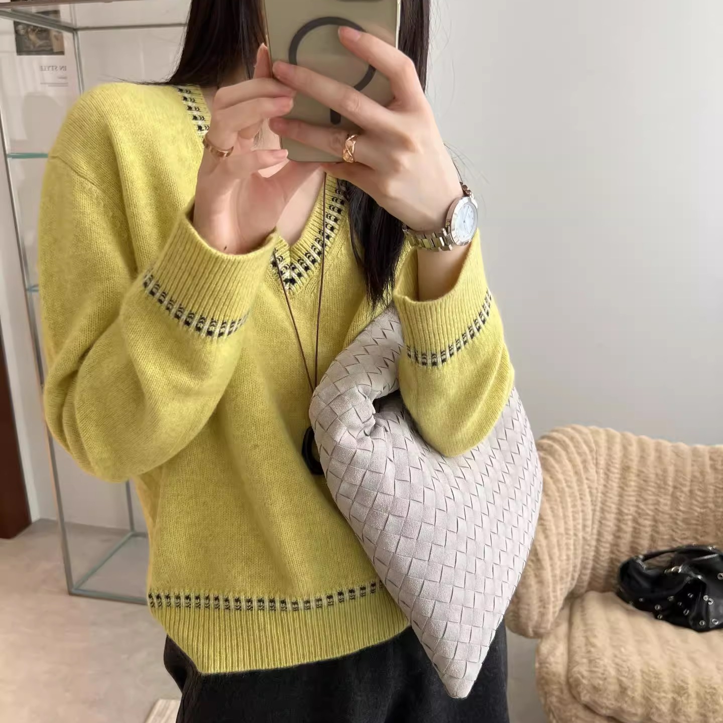 宽松V领撞色提花兔毛套头毛衣