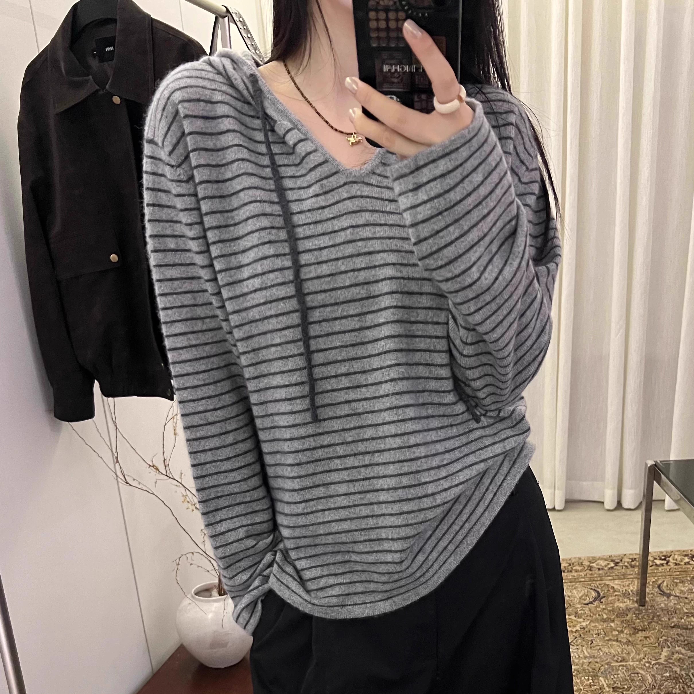 宽松V领连帽山羊绒条纹毛衣