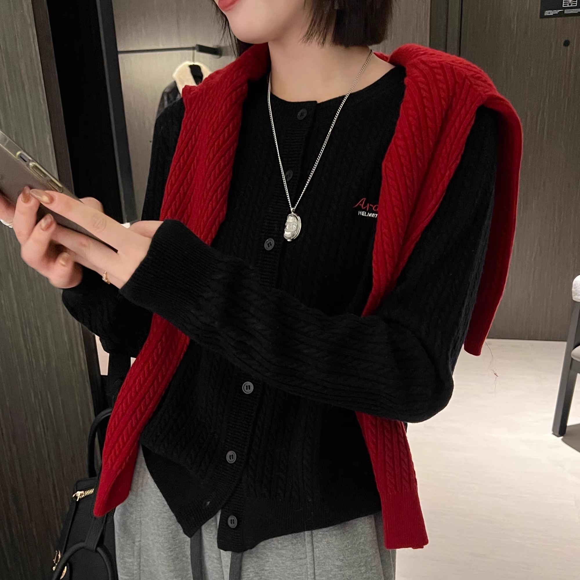 刺绣字母小麻花羊毛针织开衫