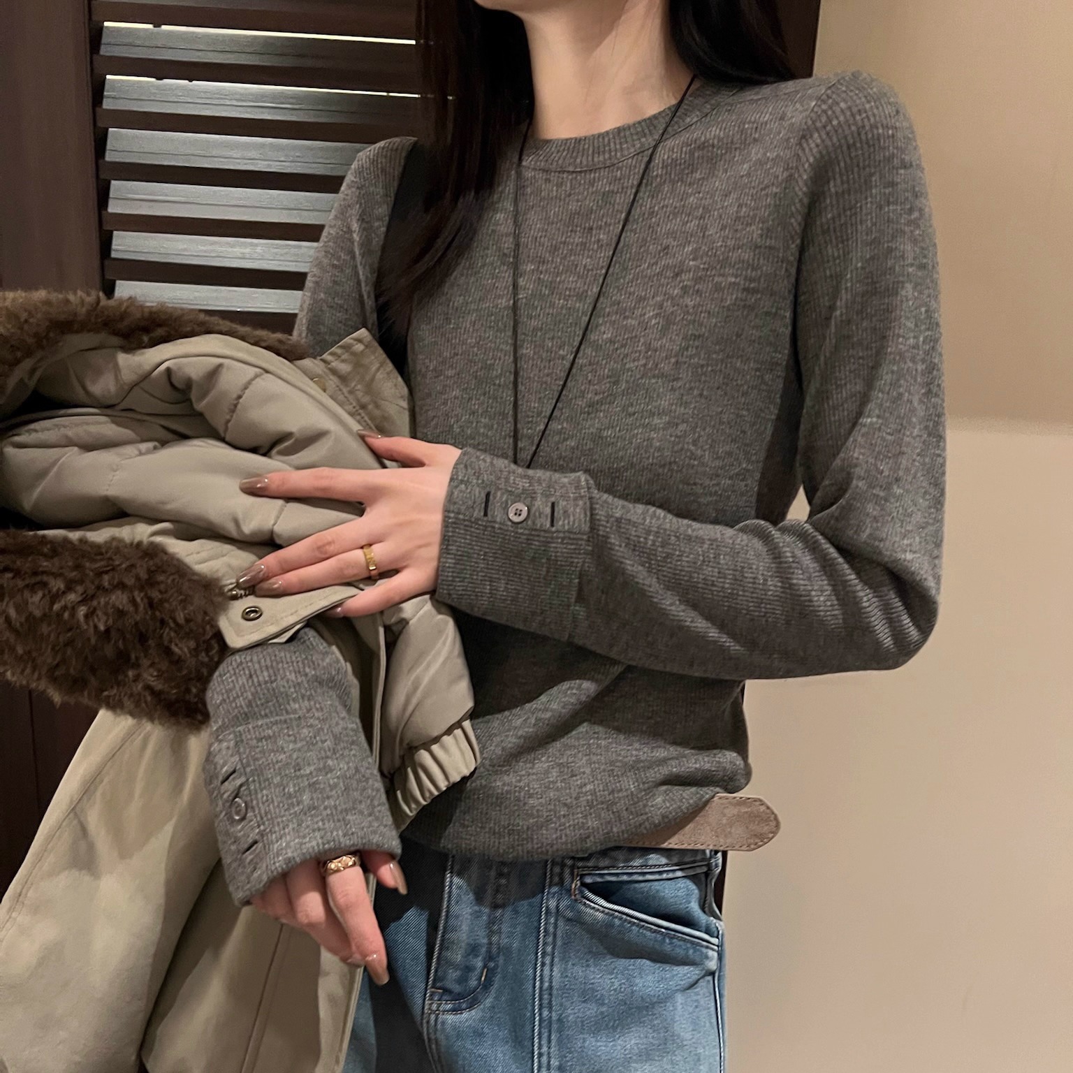 袖口纽扣超细羊毛针织打底衫