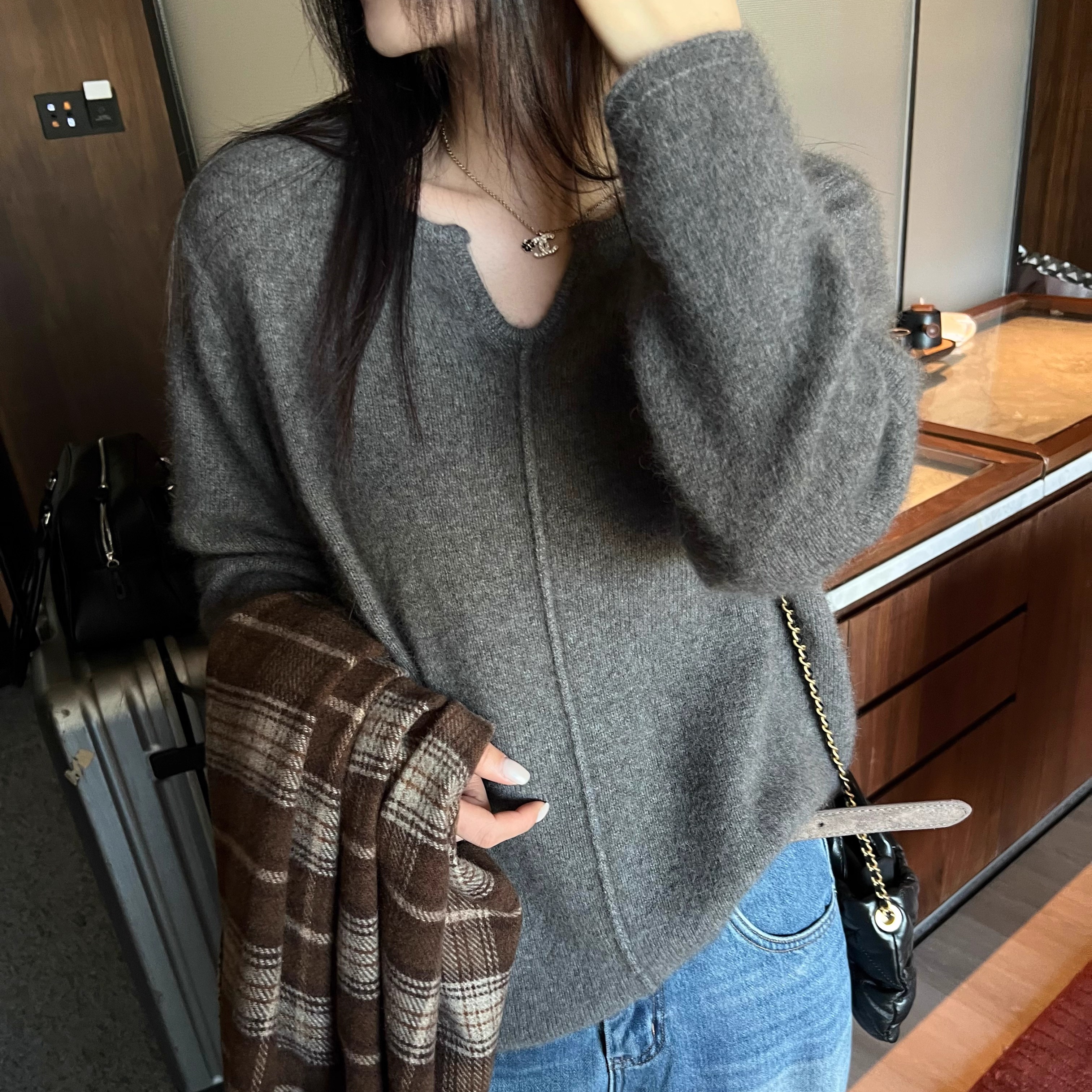 剪刀领中缝线宽松羊毛毛衣女上衣