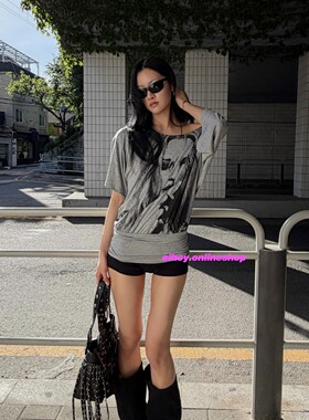 eihey诶嘿26夏季灰色高级感人物印花美式斜肩设计露肩上衣短袖T恤