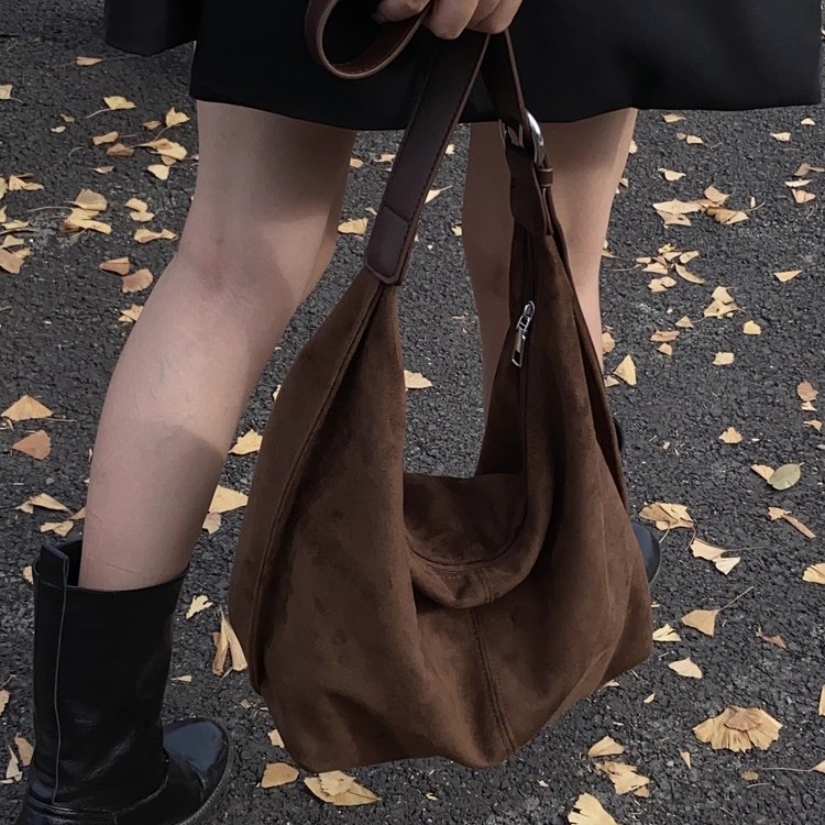 慵懒风大容量包包女式2025新款松弛感单肩复古麂皮绒大容量托特包