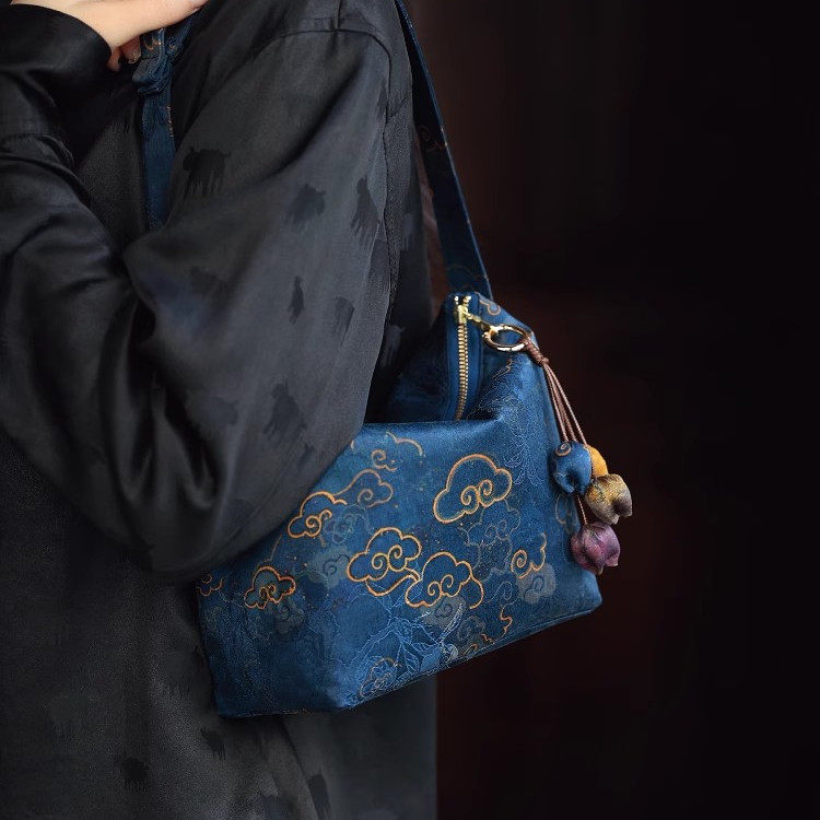 宋锦香云纱单肩腋下手提包新中式复古便携式饭盒包高级感小众新款