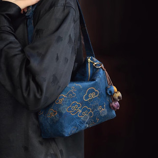 宋锦香云纱单肩腋下手提包新中式复古便携式饭盒包高级感小众新款