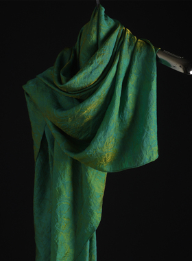 满屏高级感！墨绿色重磅光泽感提花质感围巾宴会披巾女秋冬新款