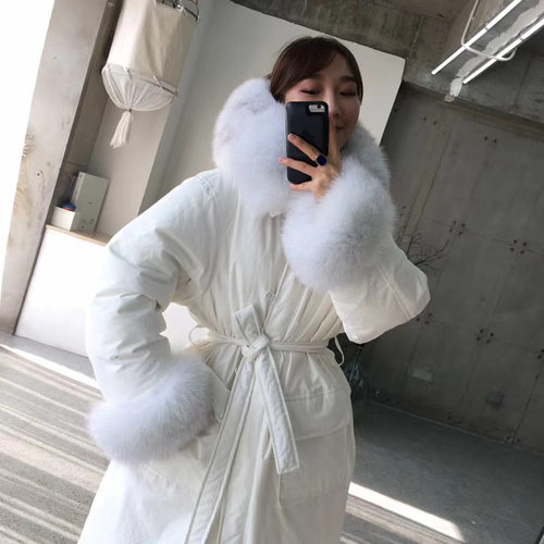今年流行爆款羽绒服狐狸大毛领潮