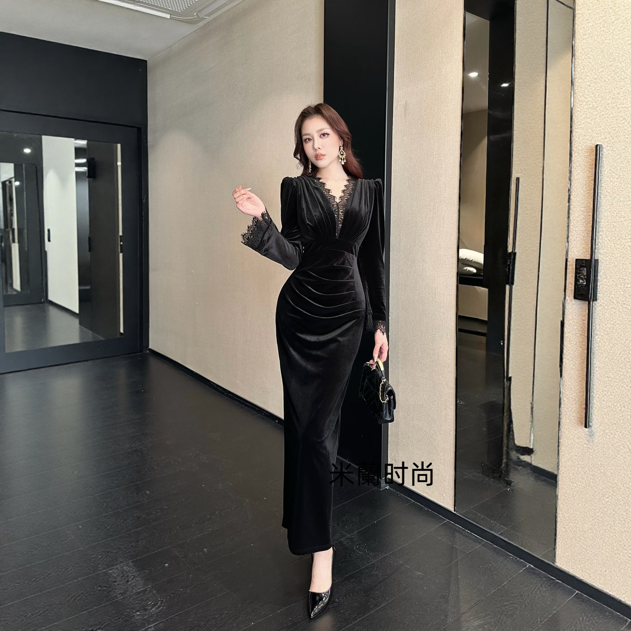 2025秋冬季新款气质名媛风设计感V领蕾丝拼接丝绒显瘦包臀连衣裙