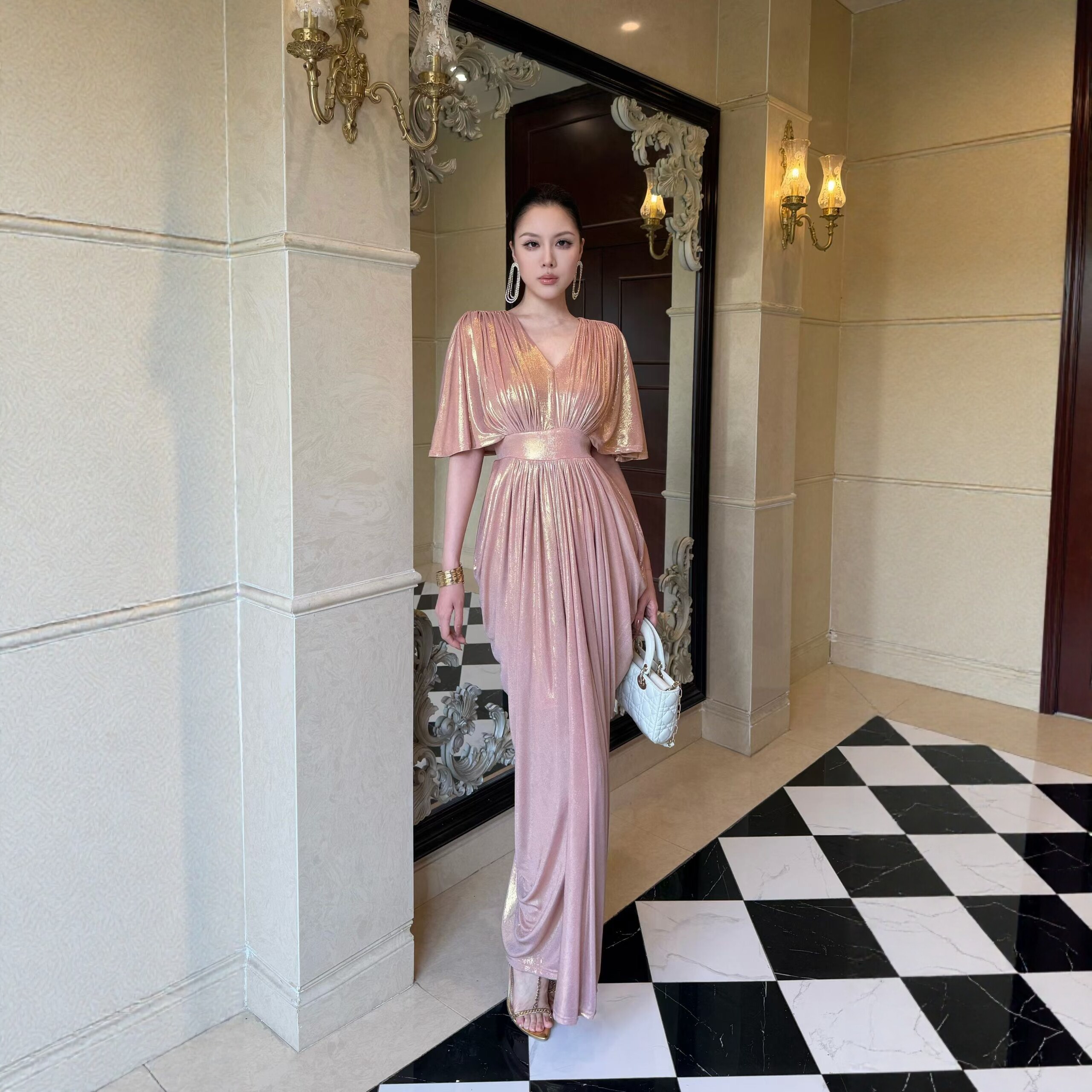 高级感珠光亮面V领晚礼服长裙女轻奢御姐收腰垂坠显瘦连衣裙晏会