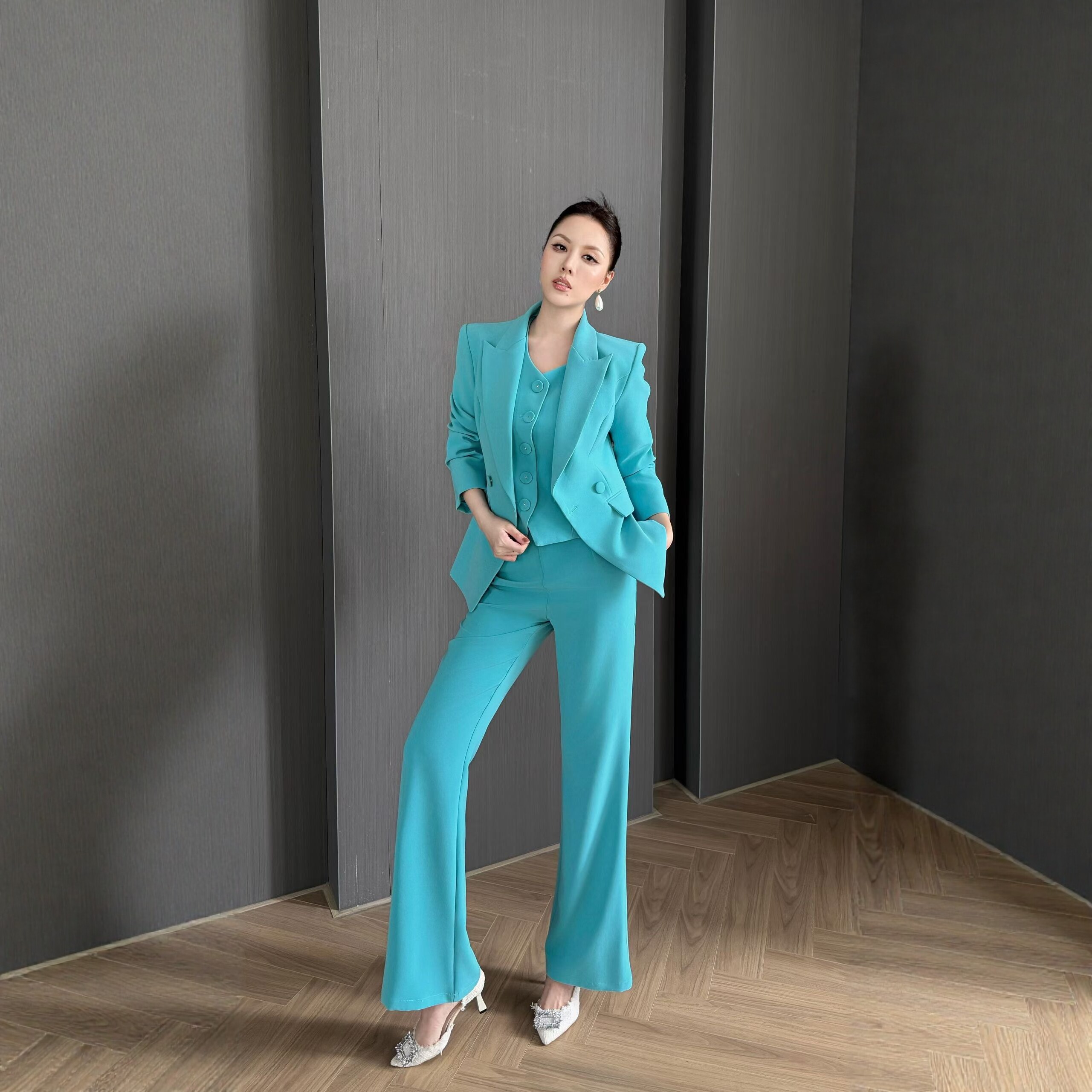 高级感西装三件套女收腰长袖西服马甲高腰垂坠微喇长裤通勤轻奢