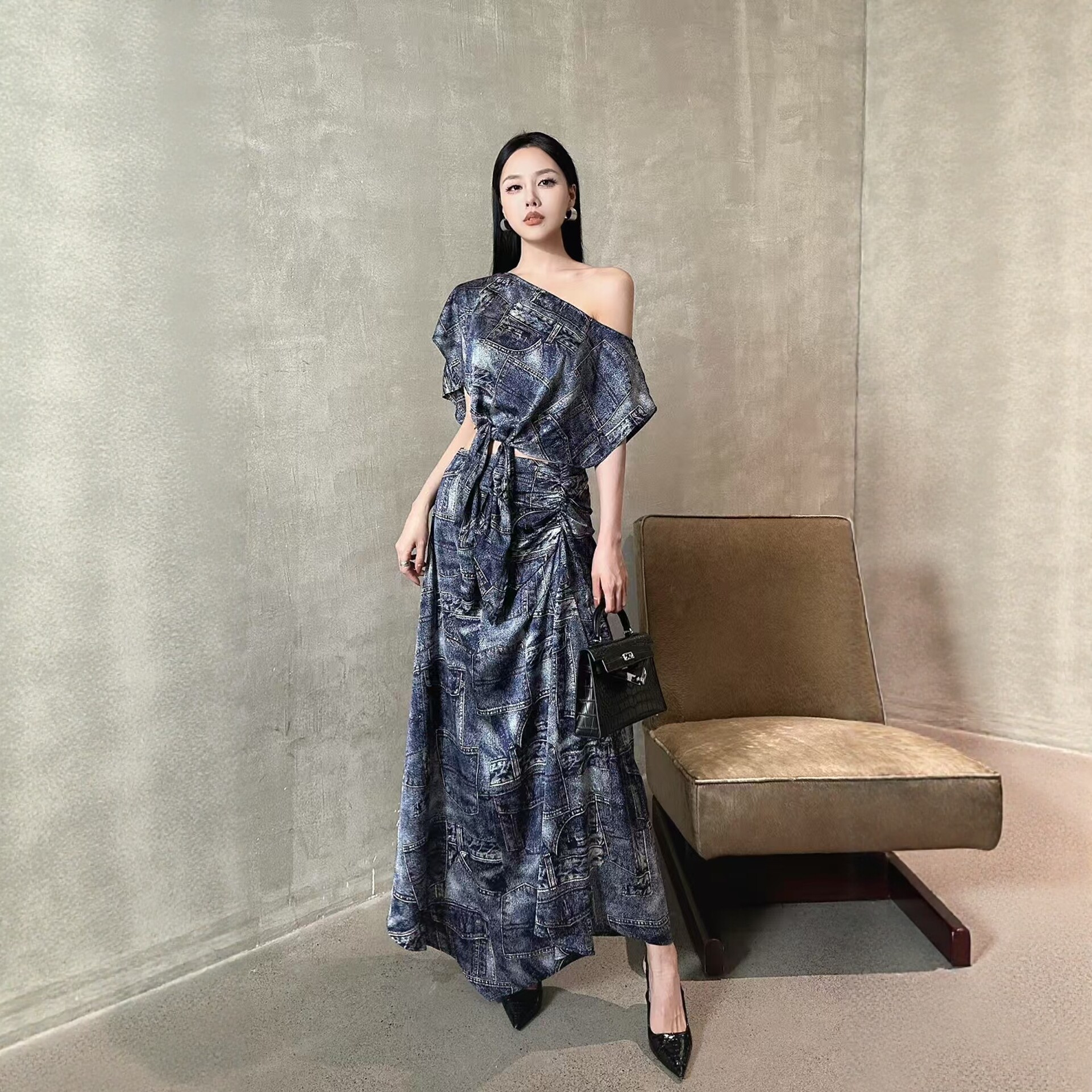 设计感气质女神范牛仔印花斜领短袖上衣配高腰包臀半裙夏季两件套