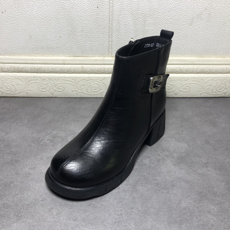 撤柜断码处理女鞋2025冬季新款时尚英伦风皮带扣机车靴百搭女短靴