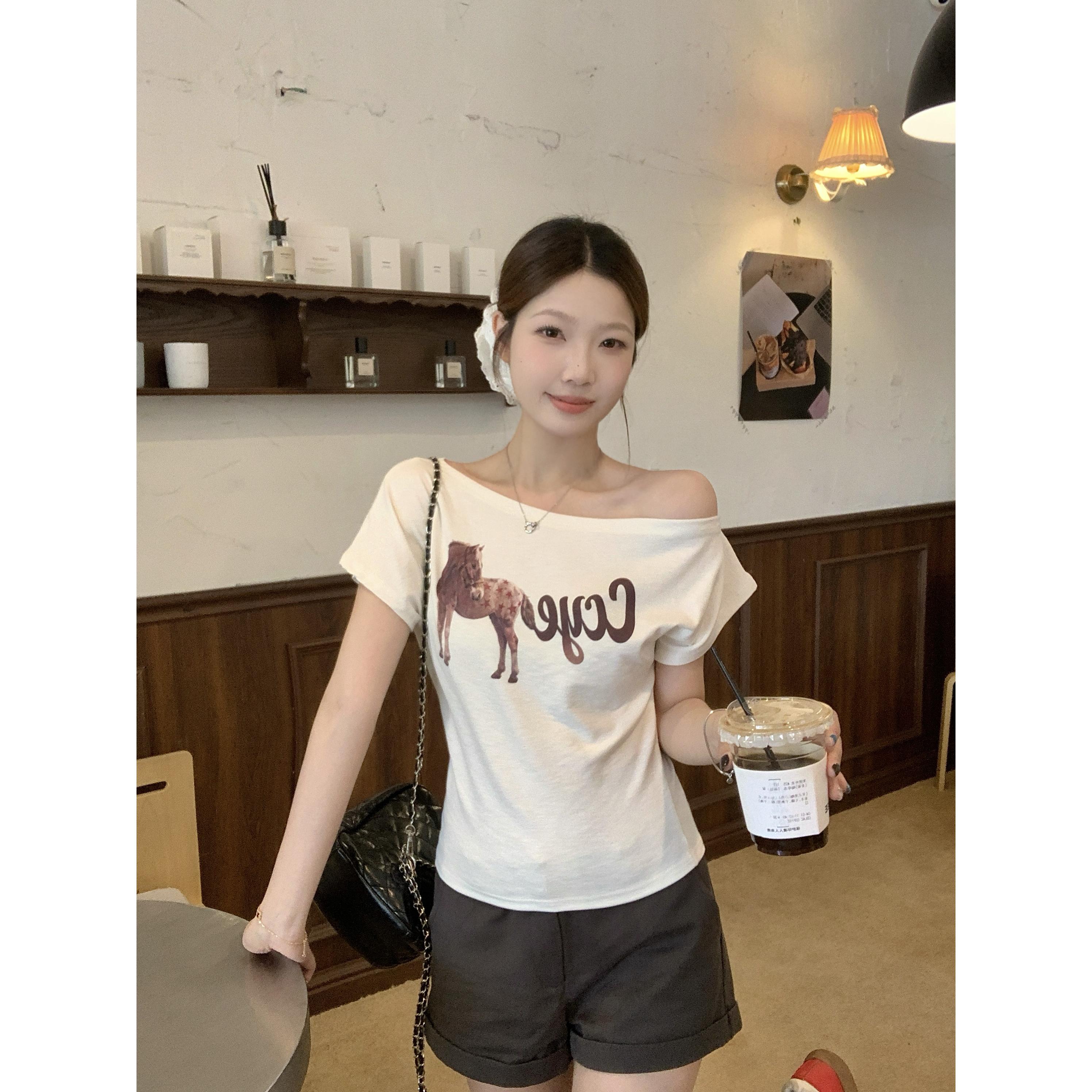 大码胖MM夏季新款美式复古斜肩短袖小马印花修身显瘦露肩T恤