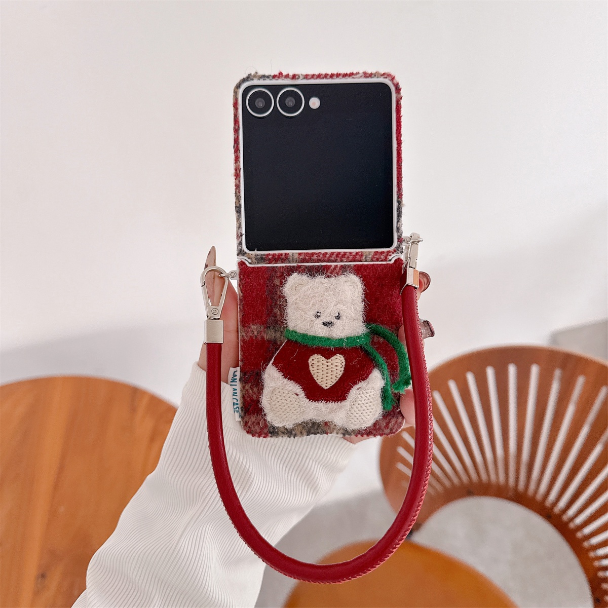毛绒红布艺格子圣诞熊手机壳