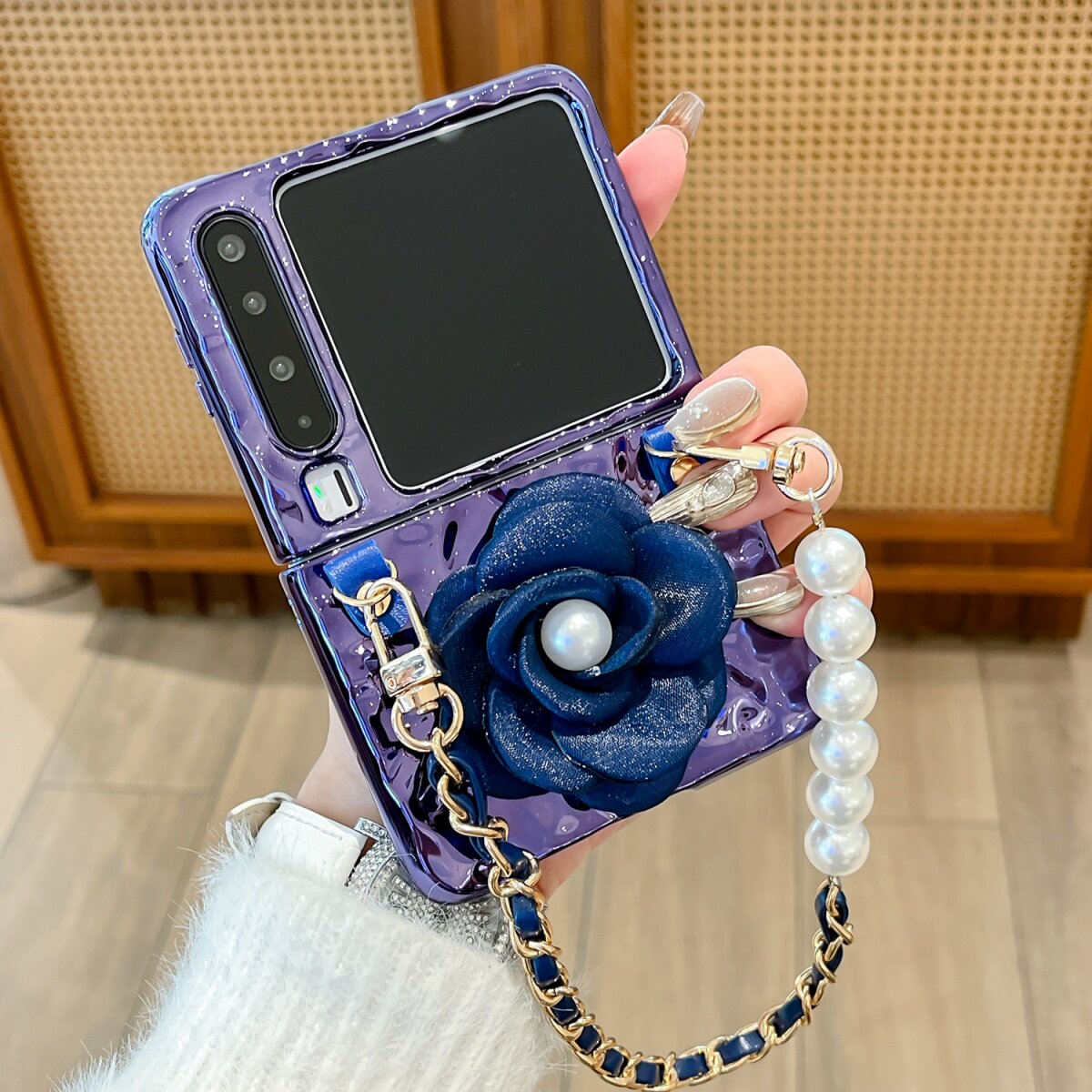 奢华电镀宝蓝色立体珍珠花朵手链适用华为Pura X手机壳Pocket2折叠保护套褶皱纹小米mix Flip2三星zflip7/6/5