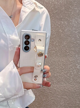 ins简约白色鳄鱼纹珍珠山茶花腕带适用三星zfold7/6/5手机壳新款折叠屏GalaxyW24/23/22限量版翻盖防摔保护套