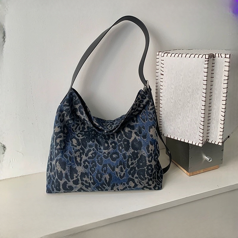 牛仔布豹纹水桶包包女大容量秋冬新款通勤软包手提单肩腋下斜挎包