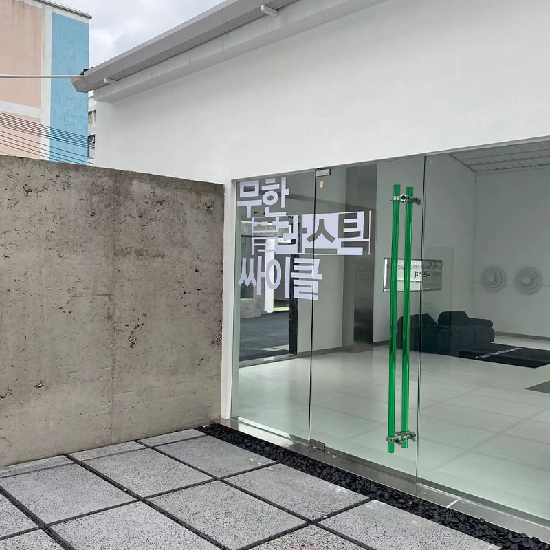 服装店展示架陈列架上墙玻璃展示架不锈钢手脚架网红女装店货架子