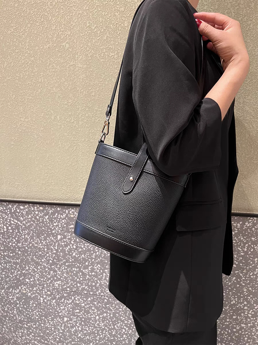 康泰娜撞色潮流水桶包女2024新款洋气韩版单肩腋下定型斜挎潮